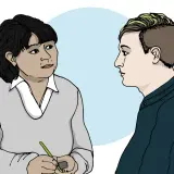 En person med mörk frisyr och en person med grönfärgat hår pratar. En av dem skriver, kanske om ett anorexia symptom.