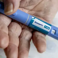En hand håller en Ozempic-penna, en ny medicin mot diabetes typ 2.