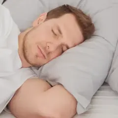 En man sover djupt, en bild som kan symbolisera en önskan om lugn från PTSD-symtom.