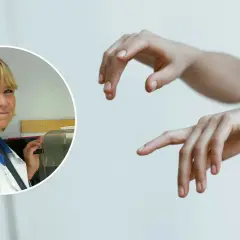 Forskare ger nytt om vikingasjukan. En kvinna i labbrock och en persons händer syns.