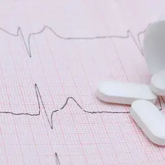 Vita tabletter, som kan vara beta blockerare, ligger utspridda på ett EKG-papper.