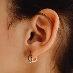 När **tinnitus stress** tar över, kan ett öra med en enkel örhänge kännas som en påminnelse om att söka lugn.