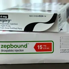 Två förpackningar med viktnedgång medicin: Wegovy (semaglutid) och Zepbound (tirzepatid).