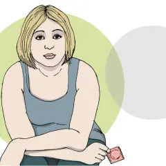 En kvinna med blont hår håller ett kondom. Hon ser orolig ut, kanske på grund av ett möjligt hiv symptom.