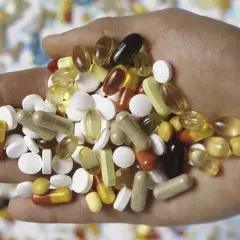 En hand full med piller och kapslar, en påminnelse om potentiella nackdelar med betablockerare och andra mediciner.