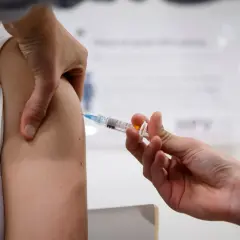 En spruta ges i armen. Vaccin kan skydda mot HPV, även om man har en fast partner.