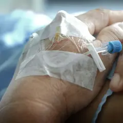 När morfin ges kan biverkningar uppstå. En hand med dropp och bandage syns, en påminnelse om medicinsk behandling.