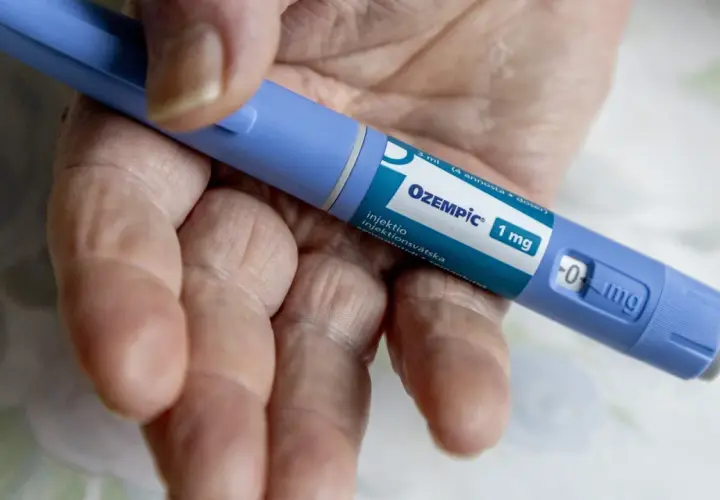 En hand håller en Ozempic-penna, en ny medicin mot diabetes typ 2.
