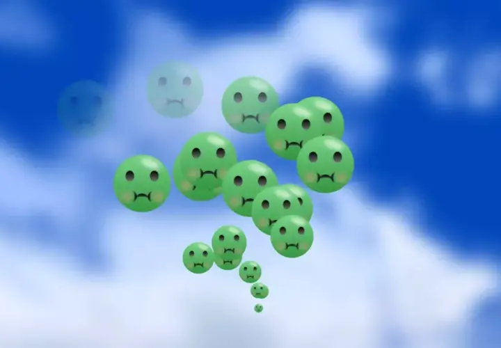 Gröna, ledsna smileys svävar i en blå himmel. Kanske en bild som symboliserar behovet av medicin mot illamående.