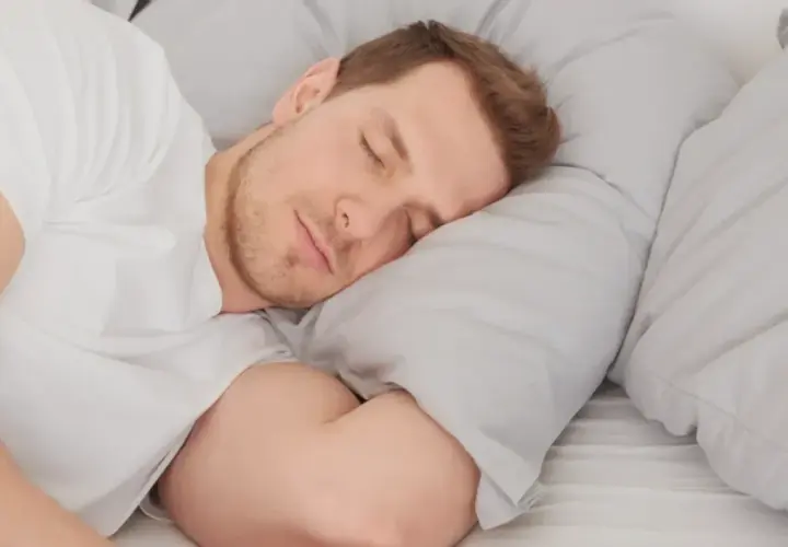 En man sover djupt, en bild som kan symbolisera en önskan om lugn från PTSD-symtom.