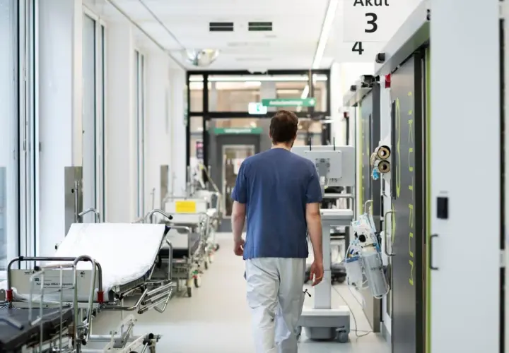 Sjukvårdare går längs en sjukhuskorridor med bårar. Kampen mot infektioner som candida auris kräver vaksamhet.