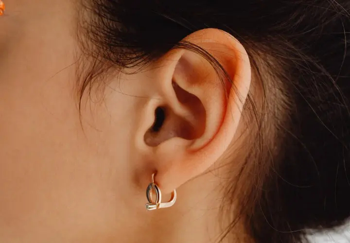 När **tinnitus stress** tar över, kan ett öra med en enkel örhänge kännas som en påminnelse om att söka lugn.