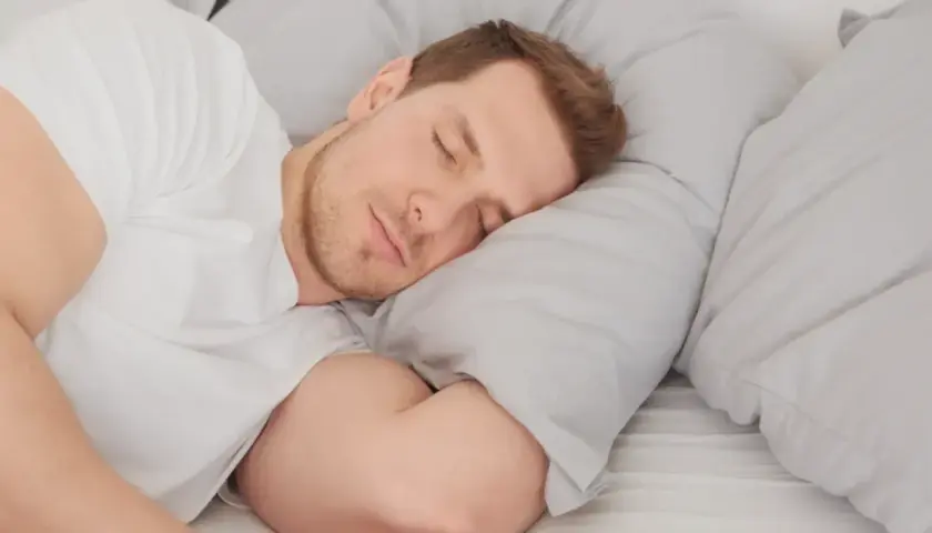 En man sover djupt, en bild som kan symbolisera en önskan om lugn från PTSD-symtom.