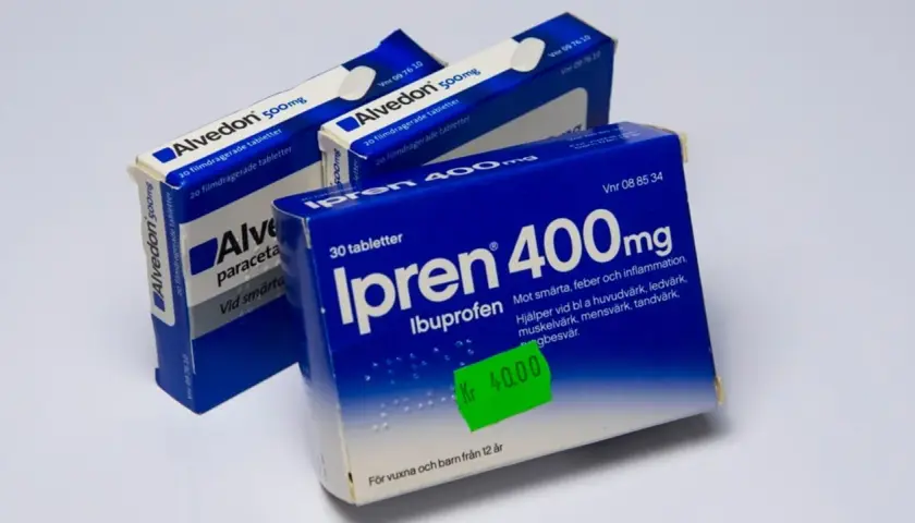 Ibuprofen vs paracetamol: Ipren 400mg (ibuprofen) och Alvedon 500mg (paracetamol) för smärtlindring.