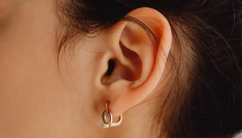 När **tinnitus stress** tar över, kan ett öra med en enkel örhänge kännas som en påminnelse om att söka lugn.