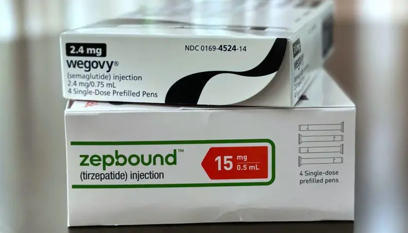 Två förpackningar med viktnedgång medicin: Wegovy (semaglutid) och Zepbound (tirzepatid).