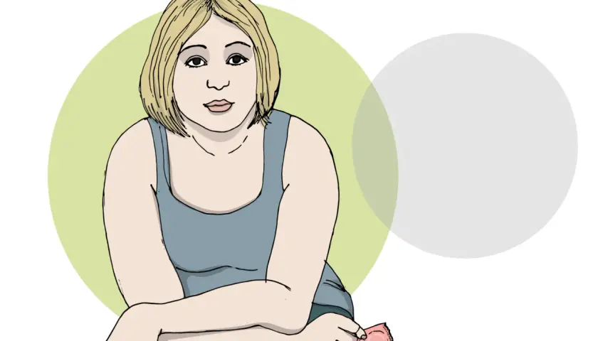 En kvinna med blont hår håller ett kondom. Hon ser orolig ut, kanske på grund av ett möjligt hiv symptom.
