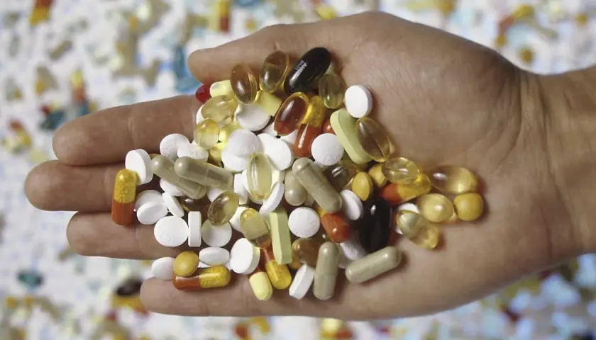 En hand full med piller och kapslar, en påminnelse om potentiella nackdelar med betablockerare och andra mediciner.