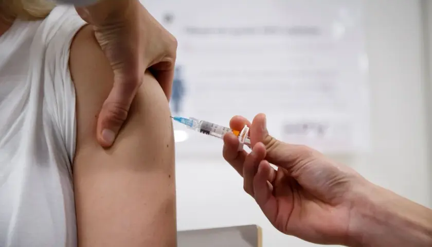 En spruta ges i armen. Vaccin kan skydda mot HPV, även om man har en fast partner.
