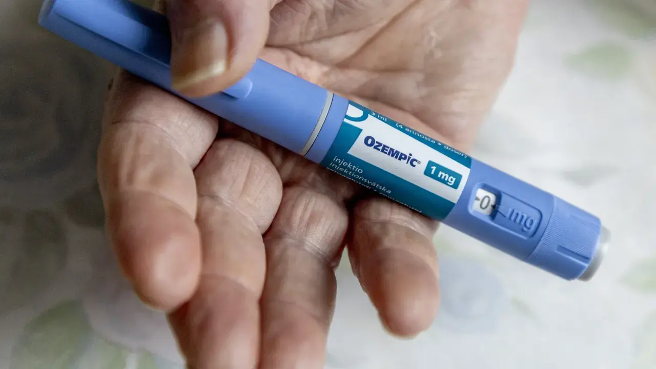 En hand håller en Ozempic-penna, en ny medicin mot diabetes typ 2.