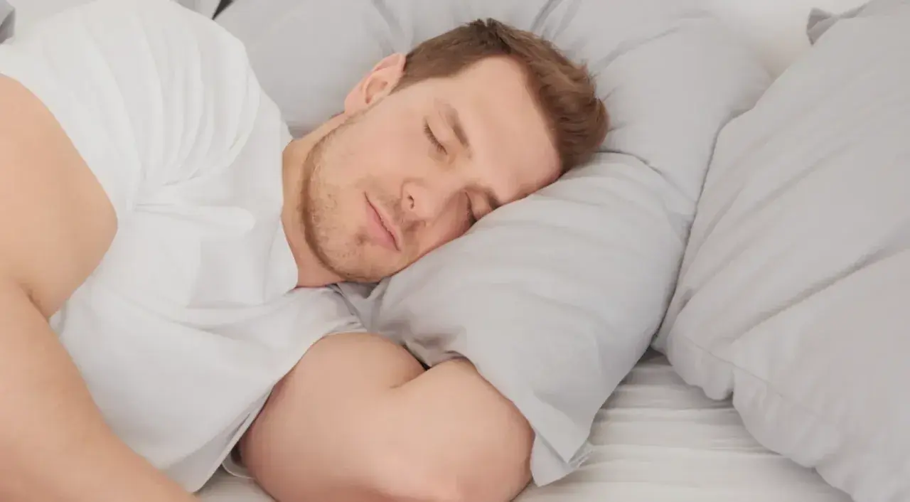 En man sover djupt, en bild som kan symbolisera en önskan om lugn från PTSD-symtom.