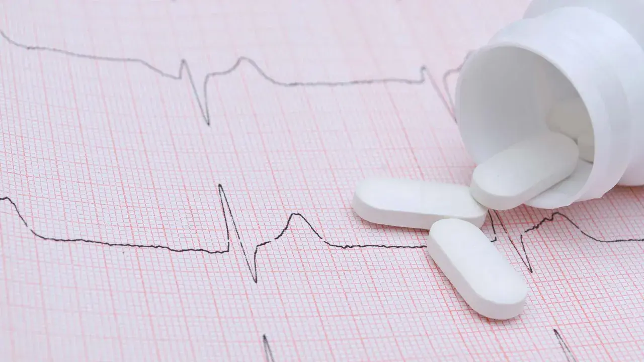 Vita tabletter, som kan vara beta blockerare, ligger utspridda på ett EKG-papper.
