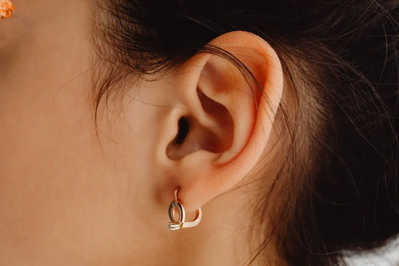 När **tinnitus stress** tar över, kan ett öra med en enkel örhänge kännas som en påminnelse om att söka lugn.