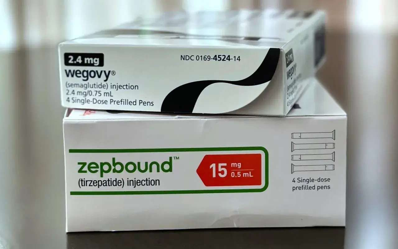 Två förpackningar med viktnedgång medicin: Wegovy (semaglutid) och Zepbound (tirzepatid).