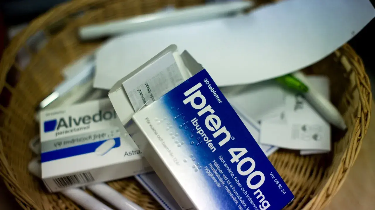 Ipren och Alvedon, två vanliga antiinflammatoriska mediciner, ligger i en korg med papper och pennor.