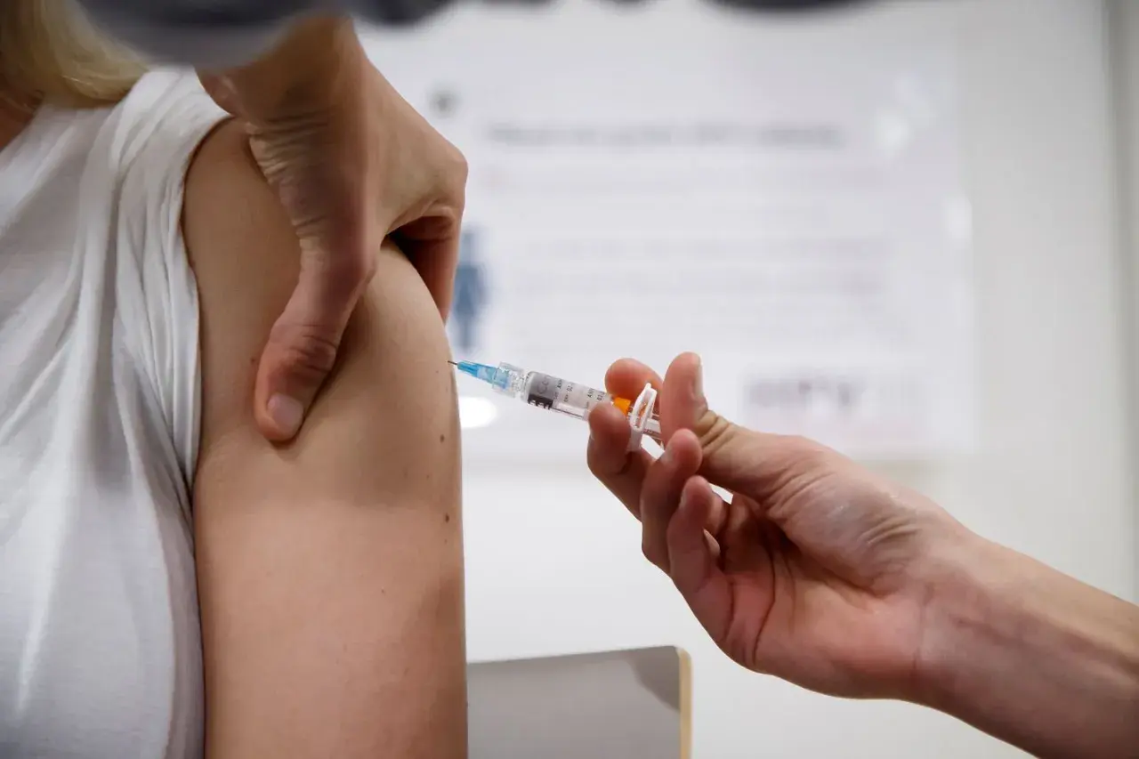 En spruta ges i armen. Vaccin kan skydda mot HPV, även om man har en fast partner.