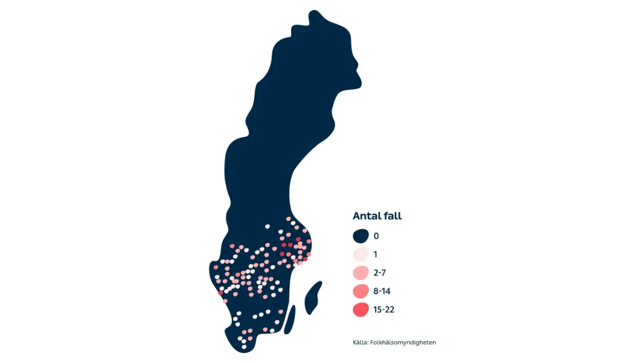 Karta över Sverige som visar hur många fall av TBE som rapporterats per område. Mörka prickar indikerar 0 fall, ljusa prickar 1 fall, och röda prickar fler fall, upp till 15-22.