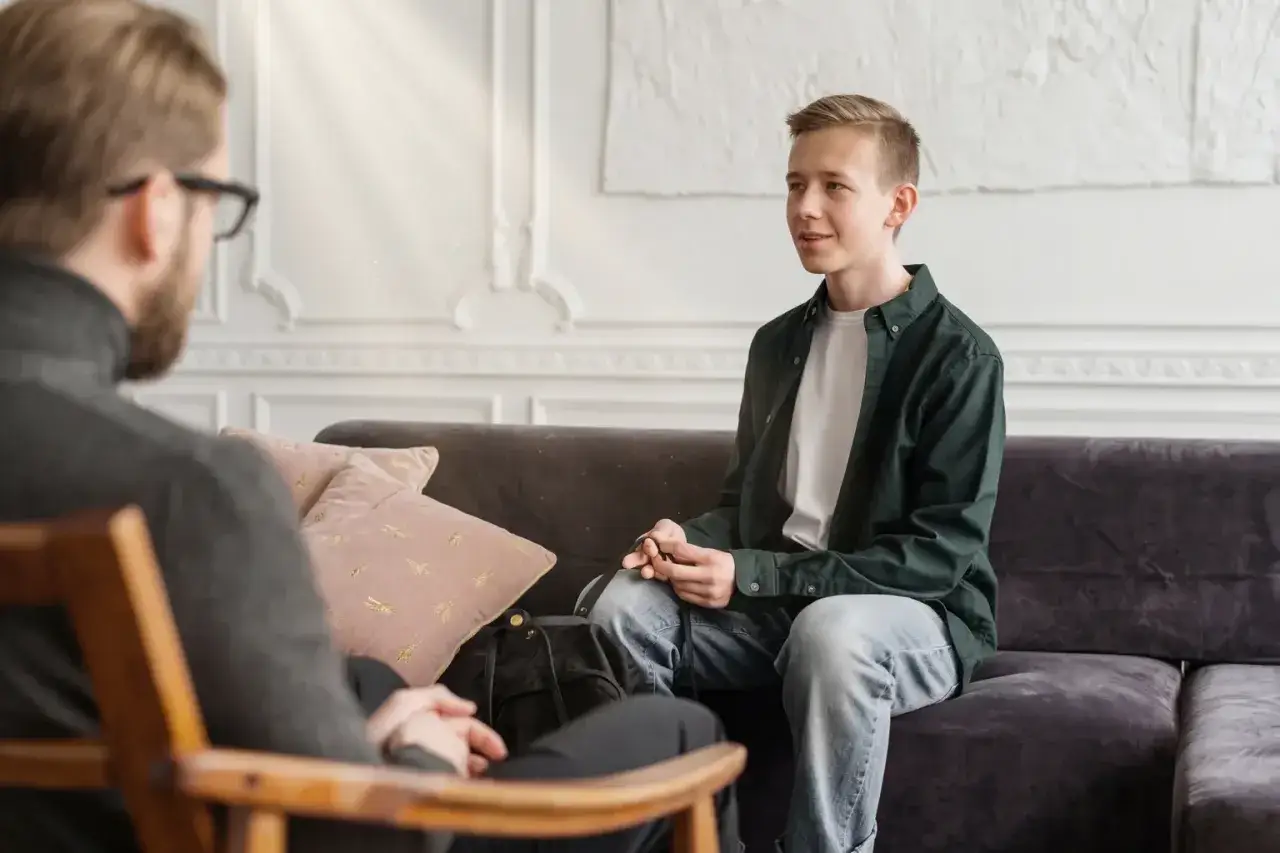 En ung man pratar med en terapeut, kanske för att få hjälp med tankar om hur många som tar livet av sig i Sverige.