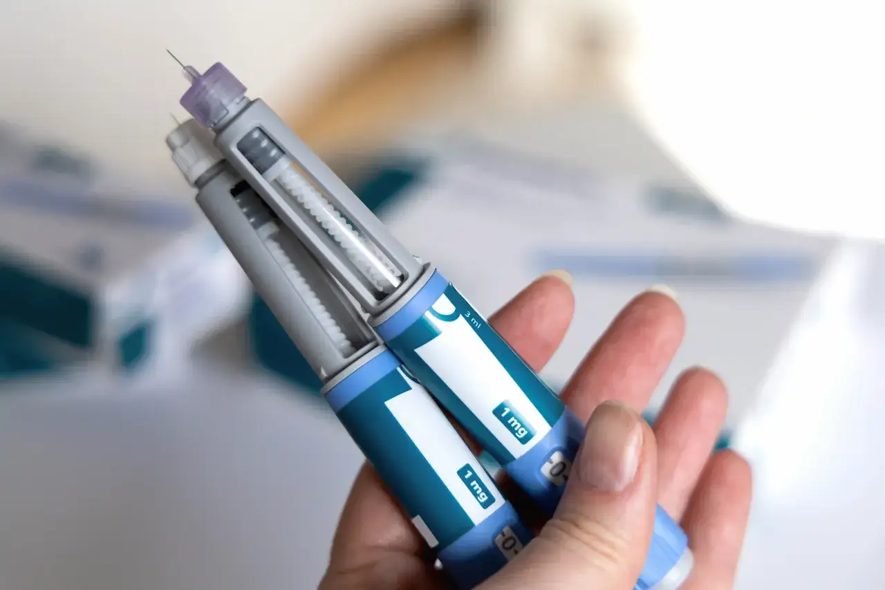 Tv&aring; injektionspennor med ny medicin mot diabetes typ 2 h&aring;lls i handen.