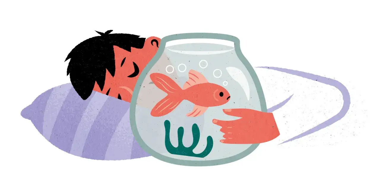En person sover med huvudet på en kudde, en hand pekar mot en guldfisk i en skål. En påminnelse om rutiner i vardagen.