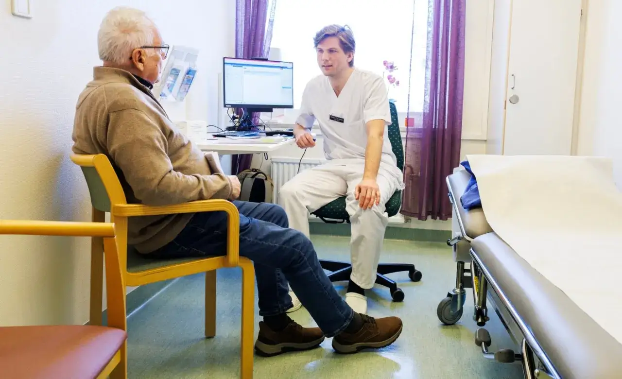 L&auml;kare diskuterar holistisk medicin med patient.