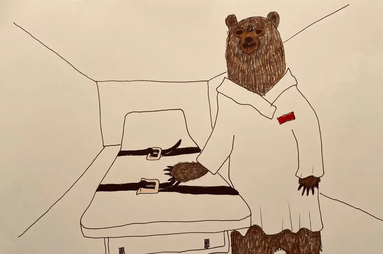 En björn i läkarrock står vid en säng med bälten. Bilden kan symbolisera hur iatrogen betyder att något orsakas av medicinsk behandling.
